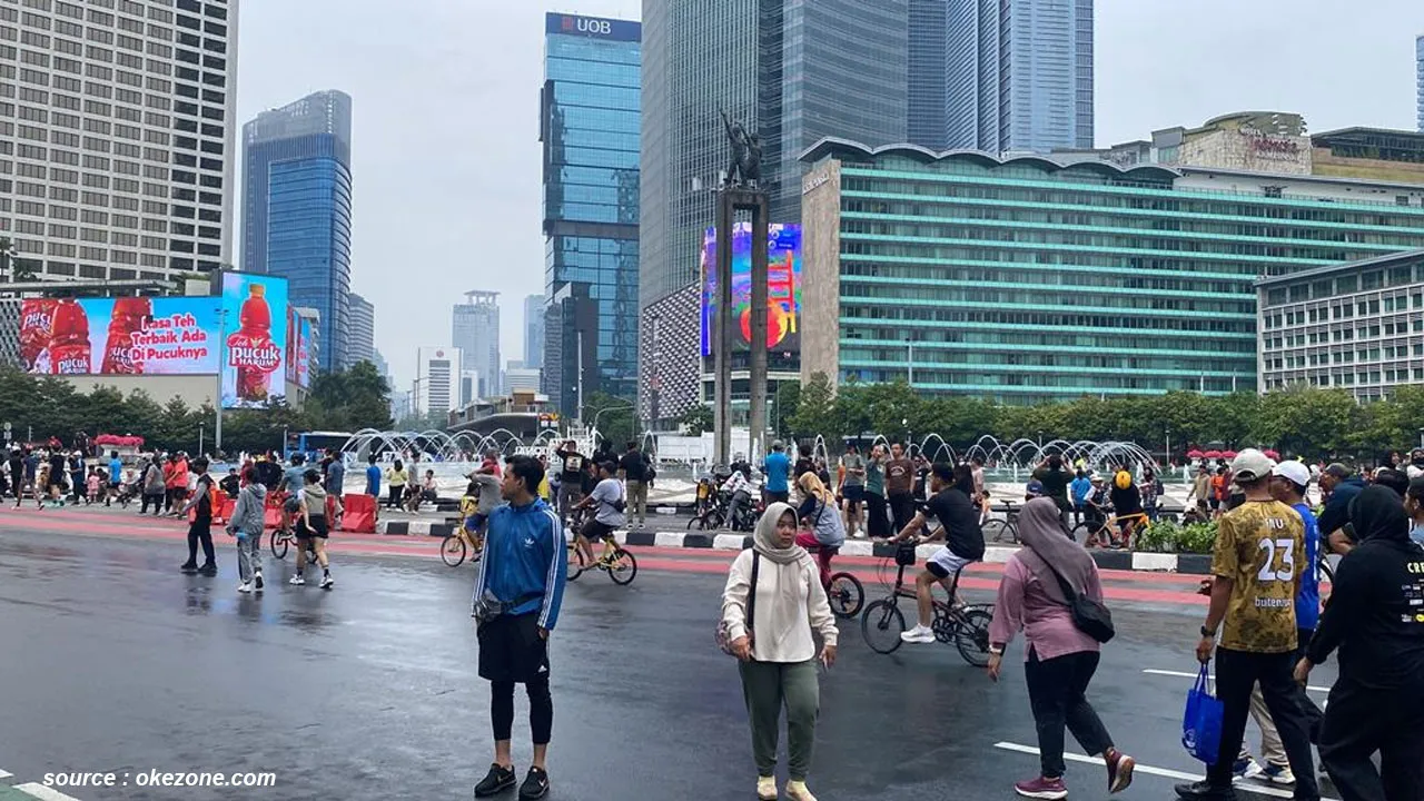 Hari Bebas Kendaraan Bermotor (HBKB) di Jalan Jenderal Sudirman-Jalan MH Thamrin, Jakarta Pusat masih ramai pada pagi Minggu (16/6/2024), sehari sebelum Idul Adha 1445 Hijriah yang akan dirayakan oleh umat Muslim Indonesia pada Senin 17 Juni besok.