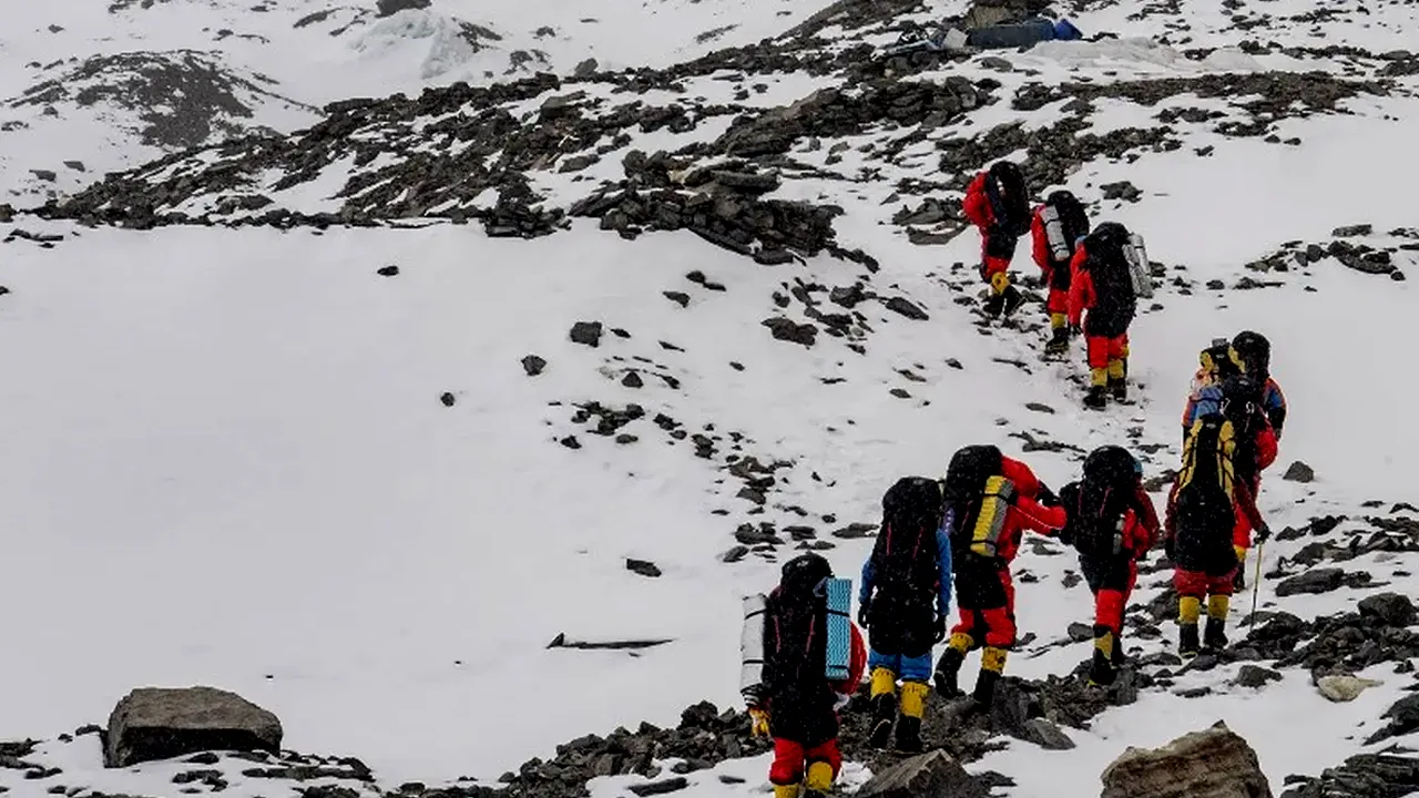 Misteri Gunung Everest Terungkap Usai Temukan Sepatu Bot dan Kaus Kaki