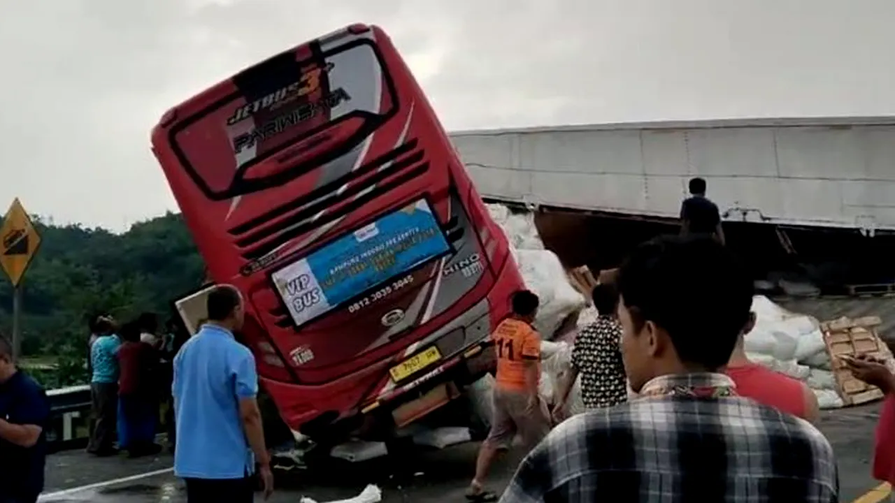 Kecelakaan Bus Pariwisata yang Angkut Pelajar di Tol Pandanaan-Malang 4 Orang Meninggal